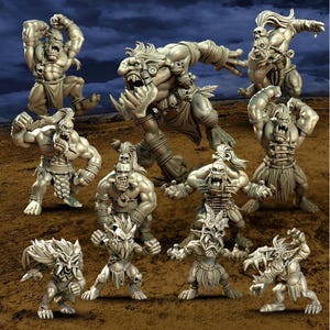 Könnte beinhalten: Eine Sammlung von neun detaillierten, silberfarbenen Fantasy-Figuren muskulöser, monströser Humanoide. Jede Figur hat einen grimmigen Gesichtsausdruck, spitze Zähne und verschiedene Accessoires, in dynamischen Posen.