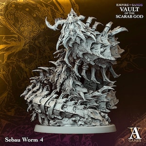 Może przedstawiać: Szara miniatura z żywicy przedstawiająca segmentowane stworzenie o nazwie Sebau Worm 4 z kolekcji Empire of Sands Vault of the Scarab God. Figurka posiada złożony, opancerzony korpus z licznymi ostrymi kolcami oraz zdobieniami w dawnym stylu.