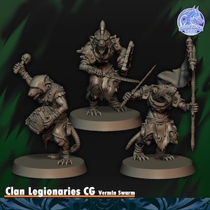 Può includere: Tre miniature umanoidi grigie simili a ratti su basi circolari. Una tiene un tamburo e una bacchetta, un'altra impugna una spada e uno scudo, e la terza porta un alto stendardo. Il testo Clan Legionaries CG Vermin Swarm è visibile.