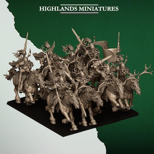 Può includere: Rappresentazione 3D di un gruppo di miniature dettagliate a cavallo, con lance e spade. Le figure sono montate su cavalli e creature simili a cervi. Il testo "HIGHLANDS MINIATURES" è visibile in alto.