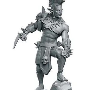 Op de afbeelding: Een grijze figuur van een krijger met een gevederde hoofdtooi, harnas en een dolk. De figuur is gespierd en staat op een rots, met een schedel-embleem op de lendendoek. Het woord "Principale" staat rechtsboven.