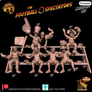 Può includere: Un set di figurine in miniatura raffiguranti spettatori di football. Le figure sono in varie pose, che tengono oggetti come dita di schiuma, bandiere e snack. Il set include più figure e una struttura di seduta a più livelli. Il testo "The Football Spectators" è visibile.
