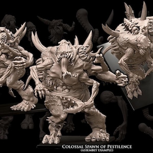 Könnte beinhalten: Eine beige, unbemalte Miniaturfigur aus Kunstharz mit dem Titel Colossal Spawn of Pestilence, die ein vielgliedriges, monströses Wesen mit scharfen Krallen, einem klaffenden Maul mit langer Zunge sowie verschiedenen Stacheln zeigt.