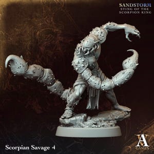 Może przedstawiać: Szara miniaturowa figurka z napisem Sandstorm Sting of the Scorpion King oraz Scorpian Savage 4. Stworzenie posiada humanoidalny tułów z opancerzonymi ramionami, długi segmentowany ogon skorpiona oraz odnóża w kształcie szczypiec na skalistej podstawie.