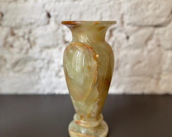 Vaso vintage in onice verde intagliato, ideale per arredare mensole in stile moderno di metà secolo.