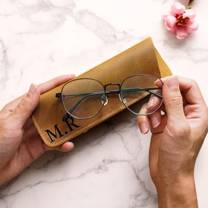 Personalized Crazy Horse Leather Eyeglass Case – Custom Engraved Design – Vintage Travel Essential – Unique Gift for Men and Women