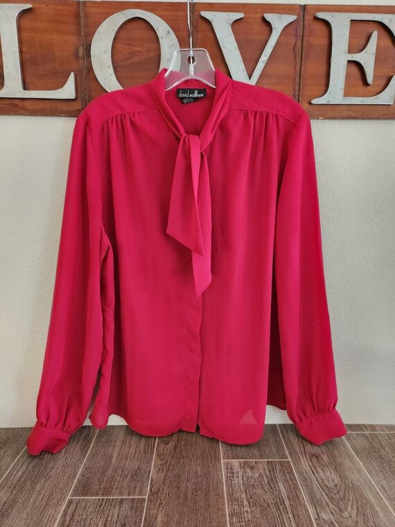 blusa roja con moño