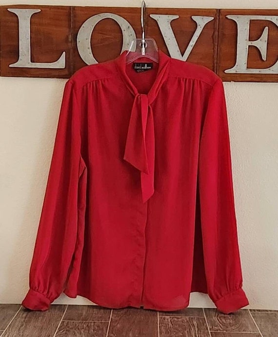blusa roja con moño