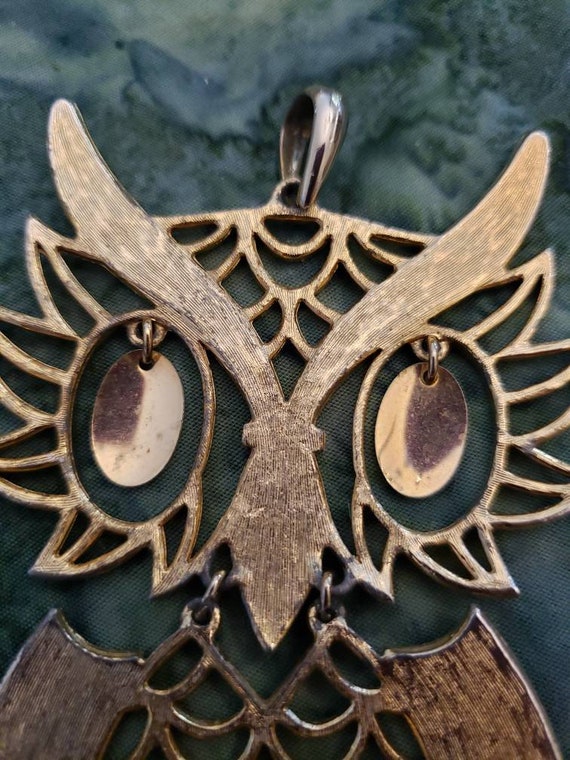 Vintage Large Gold Tone Articulating Owl Pendant … - image 5