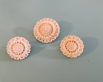 Ensemble de boucles d'oreilles et broche fleur en celluloïd vintage | Couleur ivoire