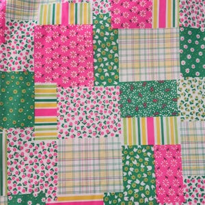 Peut inclure: Un tissu patchwork avec une variété de motifs et de couleurs. Le design comprend des carrés de motifs floraux roses, verts, blancs, à carreaux et à rayures. Les rayures sont jaunes, vertes et roses.