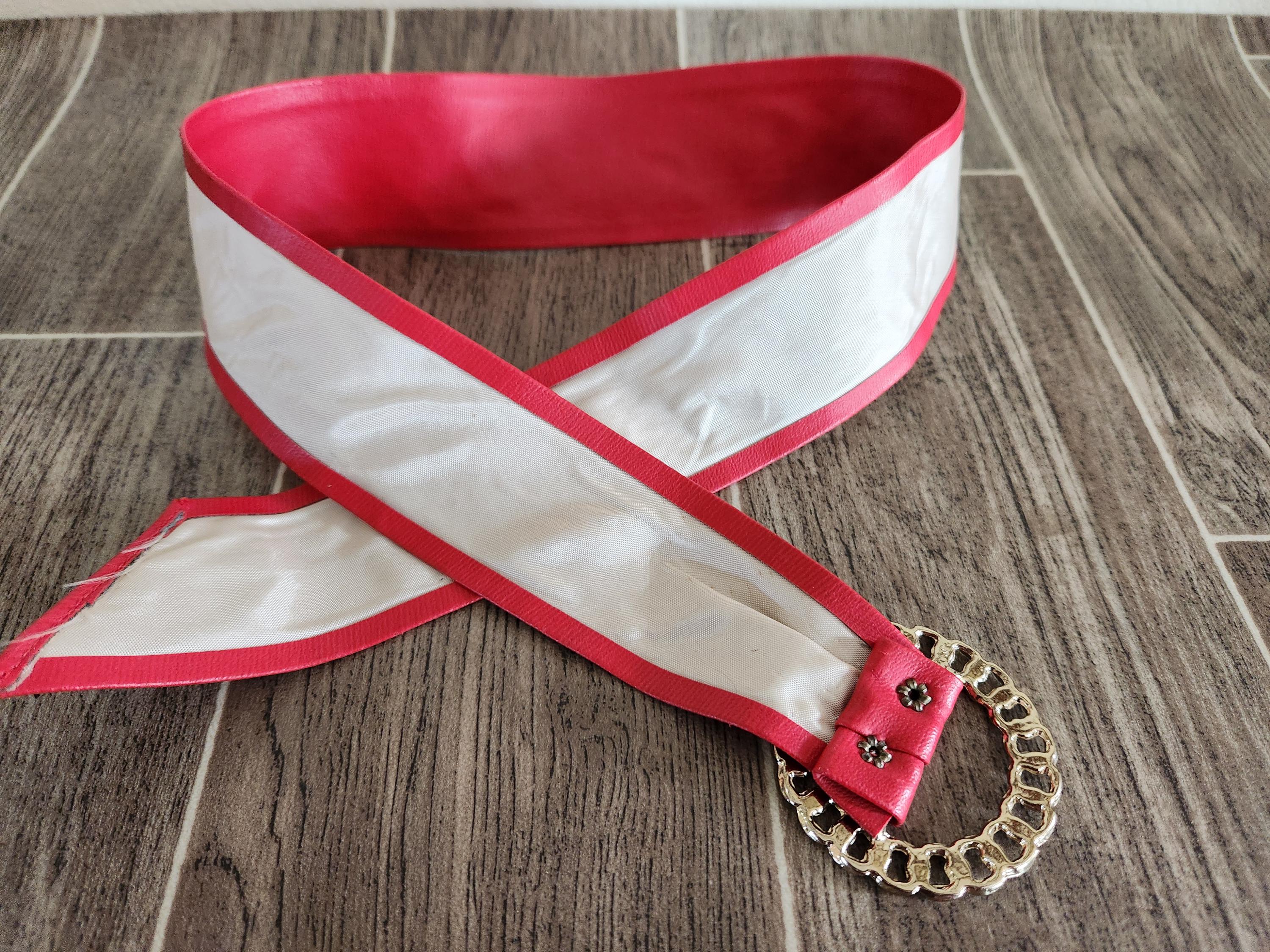 Vintage Red Soft Leather Belt With Gold Tone Round Buckle  display picture 2