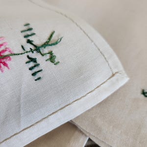 Pu&ograve; includere: Set di tre tazze in ceramica con finitura opaca e macchiettata. Le tazze sono nei toni del crema, marrone chiaro e marrone scuro. Ogni tazza ha un design semplice e minimalista.