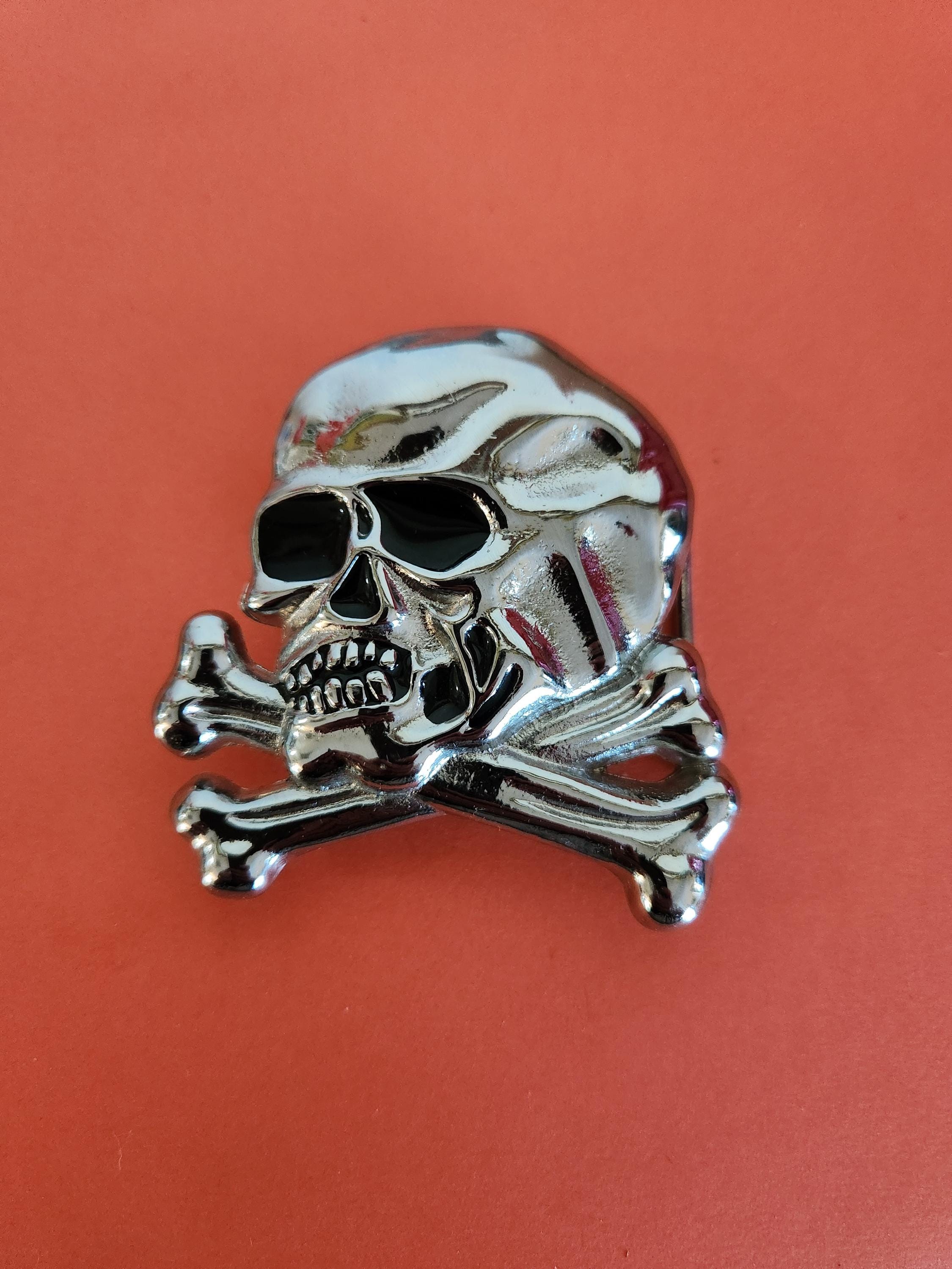 Vintage Silver Tone Metal Skull and Crossbones Belt Buckle  display picture 1