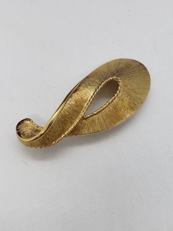 Vintage Gold Tone Paisley Shaped Brooch by Monet,… - image 1