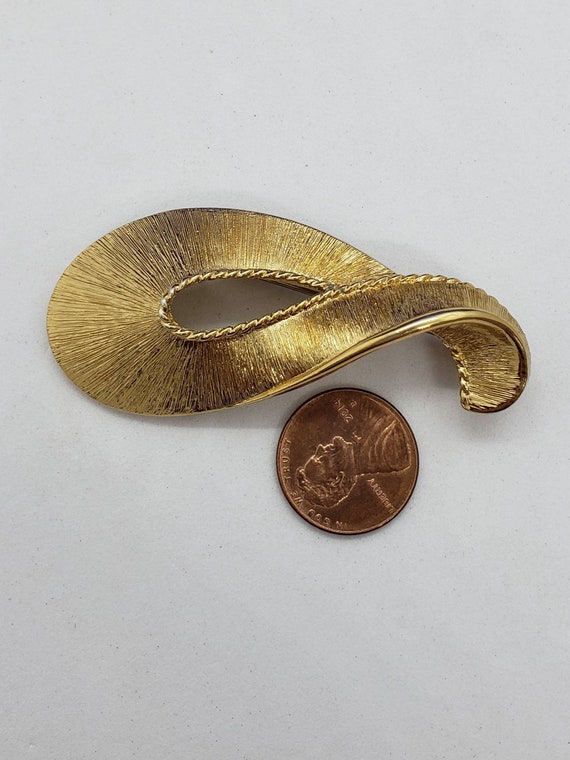 Vintage Gold Tone Paisley Shaped Brooch by Monet,… - image 6