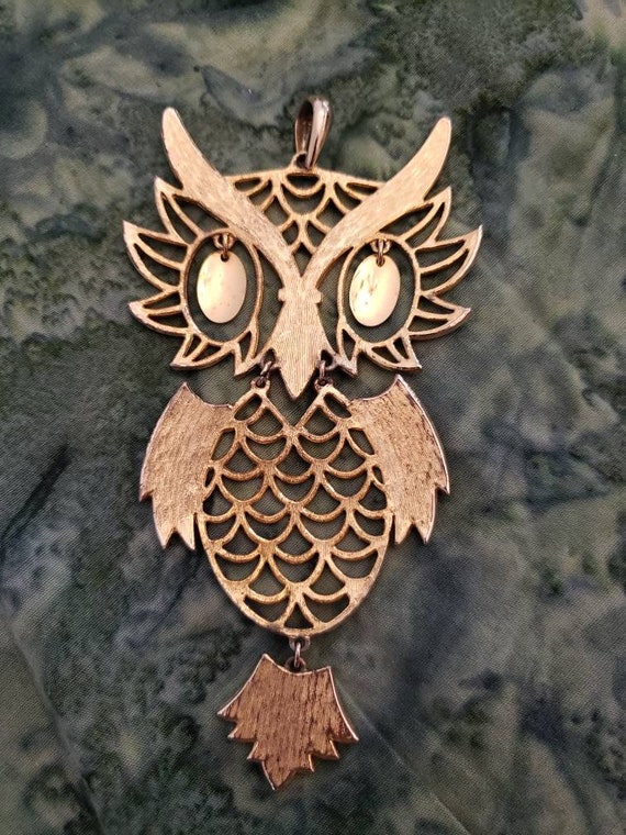 Vintage Large Gold Tone Articulating Owl Pendant … - image 4
