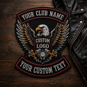 Puede incluir: Un parche bordado grande con un águila calva central con las alas extendidas, un escudo con el texto CUSTOM LOGO y un gráfico de motor en V. El parche incluye pancartas arqueadas con el texto YOUR CLUB NAME y YOUR CUSTOM TEXT.