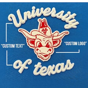 Può includere: Uno sfondo blu con toppe ricamate bianche e rosse. Le toppe includono le parole "University of Texas" in un carattere script e un logo longhorn dei cartoni animati. L'immagine include anche il testo "CUSTOM TEXT" e "CUSTOM LOGO".
