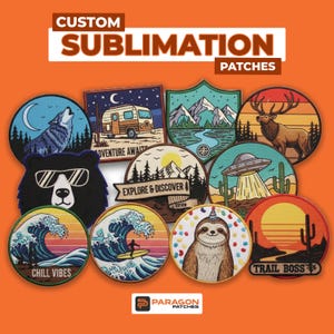 Könnte beinhalten: Eine Sammlung von individuellen Sublimations-Patches mit verschiedenen Designs, darunter ein Wolf, der den Mond anheult, ein Bär mit Sonnenbrille, ein Wohnwagen und ein Faultier mit Partyhut. Der Text "CUSTOM SUBLIMATION PATCHES" ist auf den Patches zu sehen.