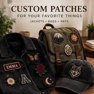Peut inclure: Une veste en jean noire, un sac à dos en toile vert olive et une casquette noire décorés de divers écussons brodés. Le texte CUSTOM PATCHES FOR YOUR FAVORITE THINGS JACKETS • BAGS • HATS est affiché en haut de l'image.