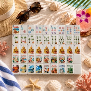 K&ouml;nnte beinhalten: Ein Strand-Themen-Mahjong-Set mit wei&szlig;en Spielsteinen mit farbenfrohen Illustrationen von Strandszenen, Blumen und Zahlen. Enth&auml;lt einen Strohhut, eine Sonnenbrille, Muscheln und einen Cocktail auf sandigem Untergrund.