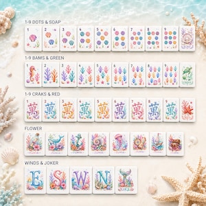 Op de afbeelding: Een verzameling witte Mahjong-tegels met kleurrijke aquarel illustraties van zeeleven en symbolen. De tegels zijn gerangschikt in rijen, met nummers, zeedieren en Chinese karakters. De set bevat tegels met de labels "SOAP", "GREEN" en "RED".