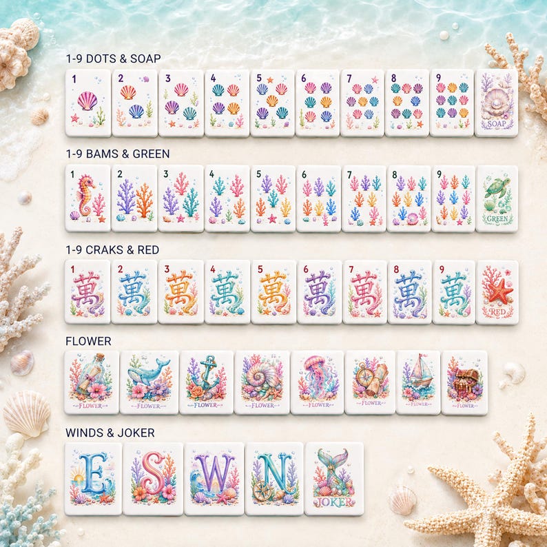 Op de afbeelding: Een verzameling witte Mahjong-tegels met kleurrijke aquarel illustraties van zeeleven en symbolen. De tegels zijn gerangschikt in rijen, met nummers, zeedieren en Chinese karakters. De set bevat tegels met de labels "SOAP", "GREEN" en "RED".
