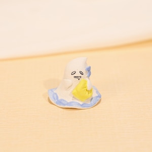 Söt liten spökfigur liten keramisk spöke som håller filt mini handgjord keramik halloweendekor kawaii skrivbordshylla ornament present