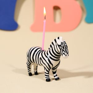 サファリゼブラケーキトッパー、黒と白のストライプのセラミックキャンドルホルダー、野生動物の手作り陶器、誕生日、ベビーシャワー、ジャングルパーティーの装飾