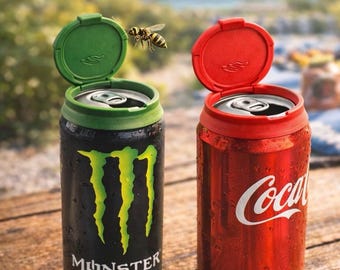 May include: Two beverage cans, one black with a green Monster logo and the other red with a Coca-Cola logo, each with a lid. A bee flies near the cans. Text reads "Nie wieder Insekten im Getränk" and "Einmal drauf - sauber bis zum letzten Schluck."