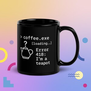 Può includere: Tazza da caffè in ceramica nera con testo e grafica bianchi. Il testo recita "> coffee.exe ? [loading...] Error 418: I'm a teapot". La tazza ha un manico grande ed è progettata per bevande calde.