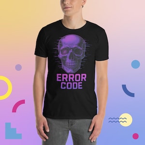 Può includere: T-shirt nero con un teschio viola e un effetto glitch. Il testo "ERROR CODE" è stampato sotto il teschio in viola e rosa. La maglietta è realizzata in un materiale morbido.