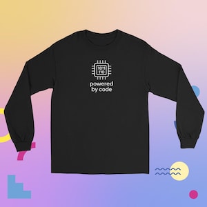 Può includere: Maglietta nera a maniche lunghe con una grafica bianca di un chip di computer e il testo "powered by code".