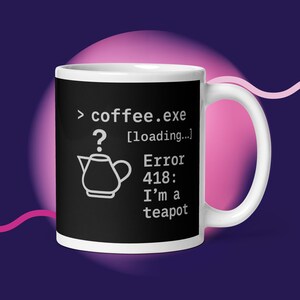 Può includere: Tazza in ceramica bianca con un design nero. Il design presenta un messaggio simile a un codice informatico che recita: '> coffee.exe ? [loading...] Error 418: I'm a teapot'.