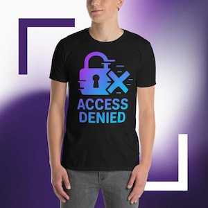 Può includere: T-shirt nera con una grafica di un lucchetto e una X, con le parole "ACCESS DENIED" in blu e viola. Il disegno è sulla parte anteriore della maglietta.