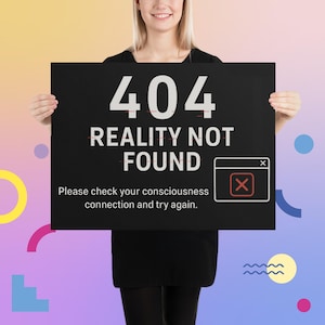 Può includere: Un poster nero con testo bianco che recita "404 REALITY NOT FOUND" e una "X" rossa in una finestra del browser. Il testo sotto il testo principale dice "Si prega di controllare la connessione della coscienza e riprovare."