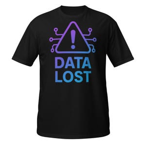 Può includere: T-shirt nera con grafica sfumata viola e blu. La grafica include un punto esclamativo all'interno di un triangolo, con elementi simili a circuiti e le parole "DATA LOST" in un font sfumato.