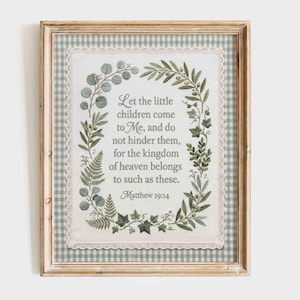 Op de afbeelding: Een ingelijste wandkunstprint met een groene botanische krans rondom de tekst: Let the little children come to Me, and do not hinder them, for the kingdom of heaven belongs to such as these. Matthew 19:14. De print heeft een vichy-ruitrand.