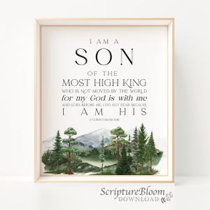 Puede incluir: Una impresión de arte imprimible con una ilustración de acuarela de una escena de bosque. El texto dice "Soy un hijo del rey altísimo que no es movido por el mundo porque mi Dios está conmigo y va delante de mí. No temo porque soy suyo. 2 Corintios 6:18."