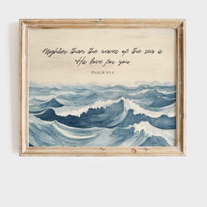 Könnte beinhalten: Gerahmter Kunstdruck mit einer Aquarelldarstellung von Meereswellen in Blautönen. Das Kunstwerk enthält den Text "Mightier than the waves of the sea is His love for you. PSALM 93:4" in eleganter Schrift, vor einem hellbeigen Hintergrund.