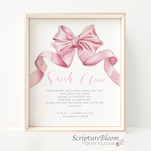 Pode incluir: Um download digital imprimível para uma celebração da primeira comunhão. O design apresenta um laço rosa aquarela com o nome "Sarah Claire" e o versículo bíblico "Porque eu sei os planos que tenho para vocês." Jeremias 29:11. A data "6 de setembro de 2024" também está incluída.