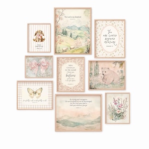 Op de afbeelding: Een verzameling ingelijste kunstafdrukken met een zacht, pastelkleurig kleurenpalet. De afdrukken bevatten verschillende illustraties, waaronder een konijn, een vlinder, een strik en een beer met zijn welp. Elke afdruk heeft een licht houten frame.