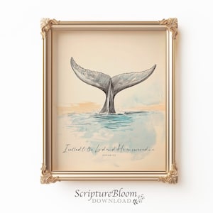 K&ouml;nnte beinhalten: Ein Aquarellbild eines Walsschwanzes, der aus dem Meer ragt, mit dem Text "Ich rief zum Herrn, und er antwortete mir" und dem Bibelvers "Jona 2,2".