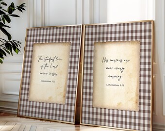 Zestaw grafik ściennych z motywami Pisma Świętego w stylu vintage: Lamentacje 3, 22–23, wydruki na brązowym tle w kratkę gingham