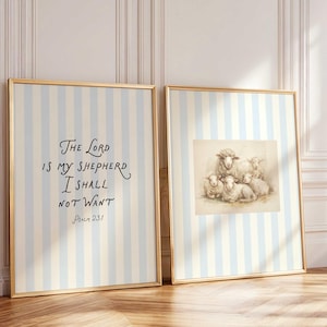 Op de afbeelding: Twee ingelijste kunstdrukken. De linkerprint heeft een lichtblauwe en witte gestreepte achtergrond met de tekst "The Lord is my shepherd I shall not want Psalm 23:1" in zwart script. De rechterprint toont een aquarel van schapen.