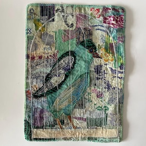手縫いのテキスタイルアート：ダリア・シコラ作「Birds 2」タペストリー。ご自宅の装飾に最適な美しい布刺繍です。