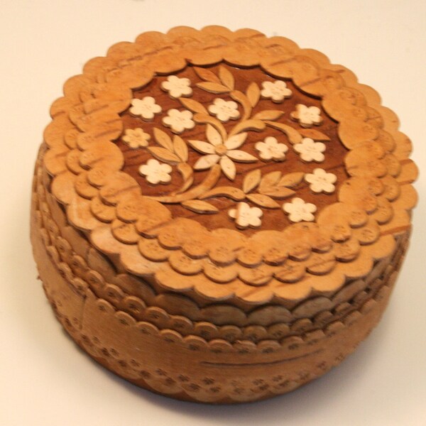 Vintage wooden trinket box. Flowers. Lightweight