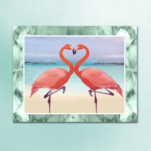 Könnte beinhalten: Zwei rosa Flamingos mit ihren Hälsen, die sich zu einem Herz verflechten, stehen auf einem Sandstrand mit blauem Wasser im Hintergrund.