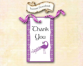 Peut inclure: Etiquette de remerciement violette et blanche avec un motif de paon et le texte "Merci" en noir. L'étiquette est décorée d'un ruban à pois blancs.